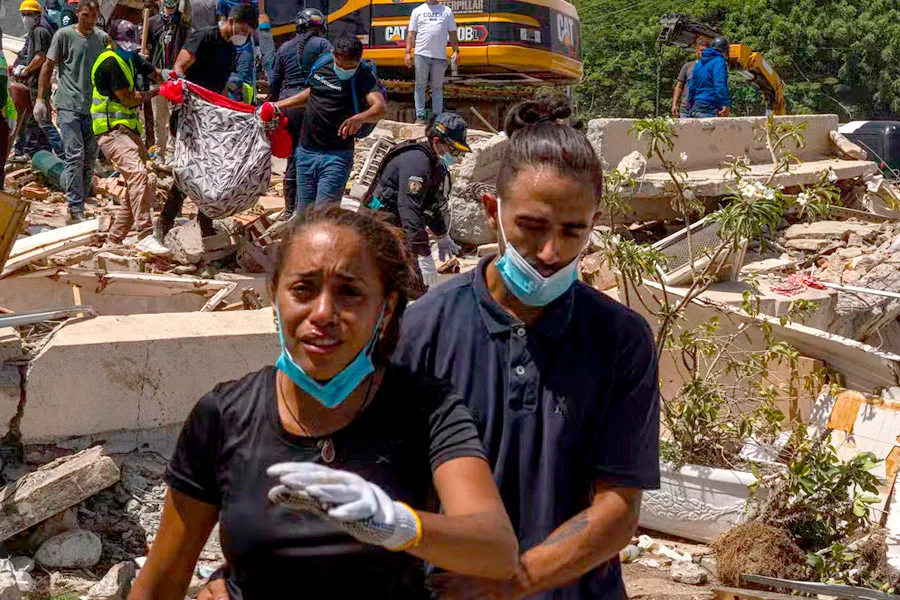 Cheiro da morte toma conta de La Guaira, onde desamparo aprofunda tragédia da Venezuela