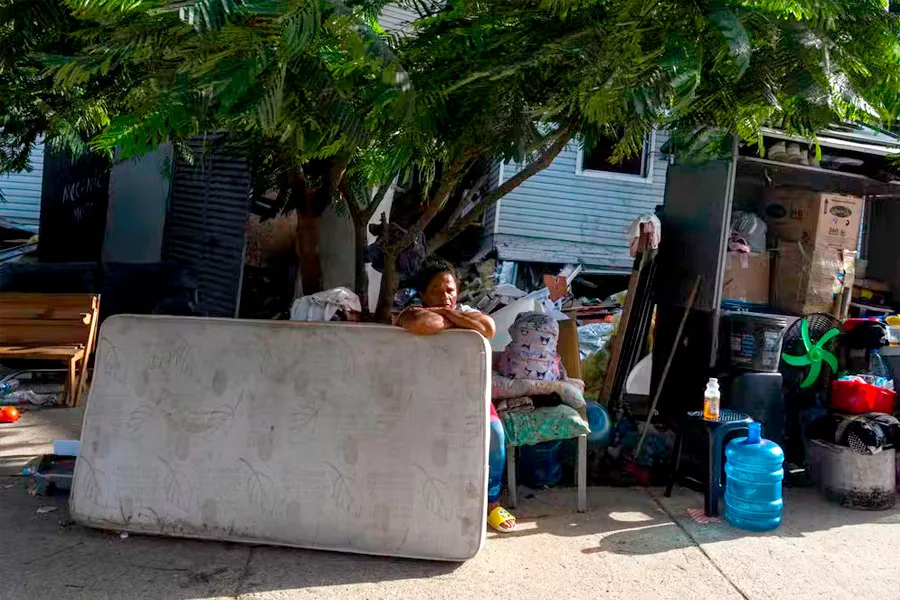 Cheiro da morte toma conta de La Guaira, onde desamparo aprofunda tragédia da Venezuela