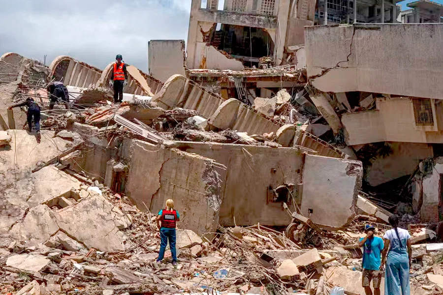 Cheiro da morte toma conta de La Guaira, onde desamparo aprofunda tragédia da Venezuela