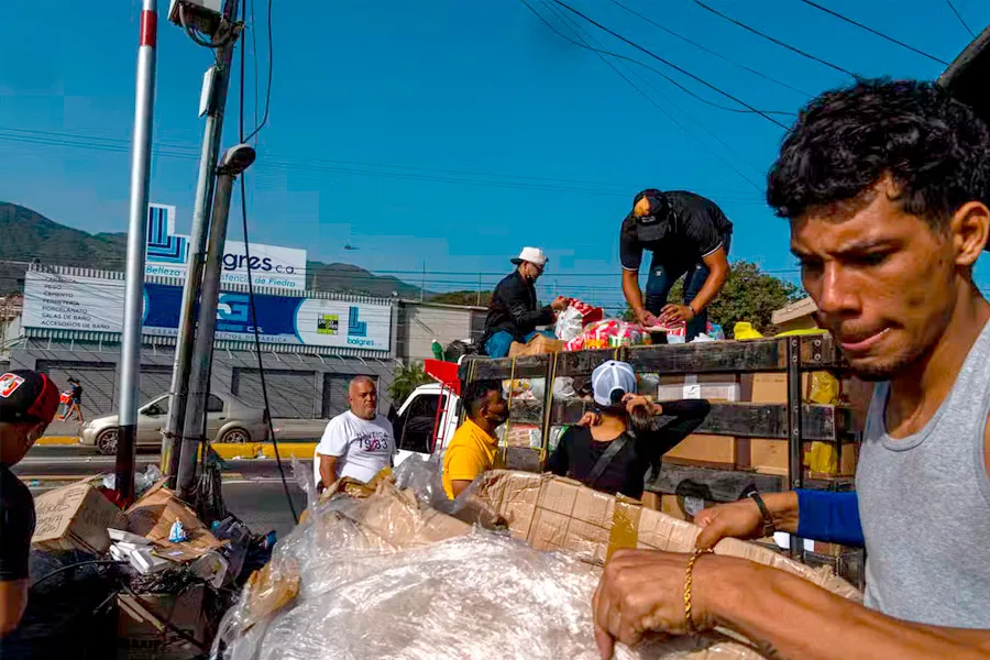 Cheiro da morte toma conta de La Guaira, onde desamparo aprofunda tragédia da Venezuela