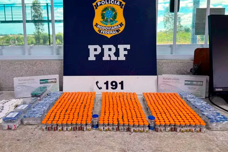 Abordagem em ônibus apreende 720 ampolas de medicamentos emagrecedores e 14 kg de drogas na Bahia