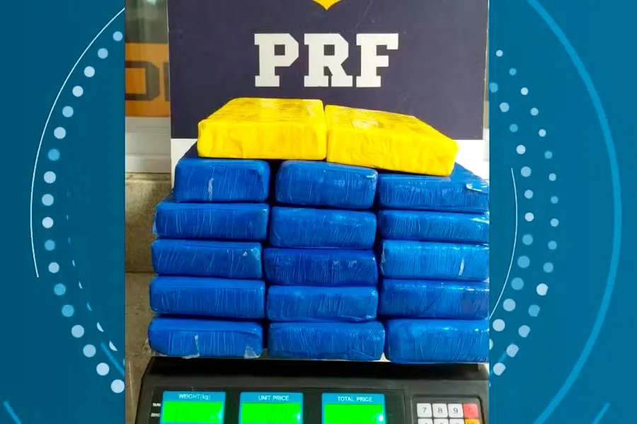 Abordagem em ônibus apreende 720 ampolas de medicamentos emagrecedores e 14 kg de drogas na Bahia