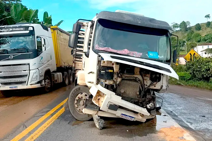 Acidente entre carreta e carro de passeio deixa vítima fatal na BR-101 