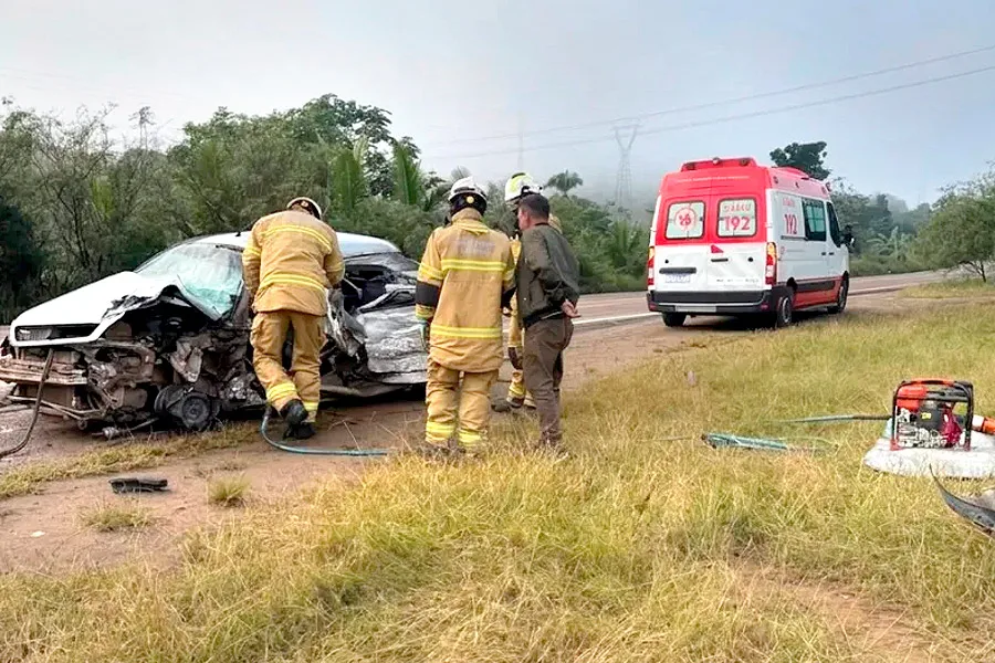 Acidente entre carreta e carro de passeio deixa vítima fatal na BR-101 Acidente entre carreta e carro de passeio deixa vítima fatal na BR-101