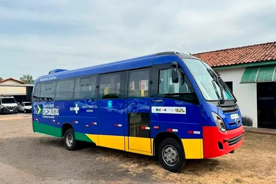 Itanhém ganha reforço na saúde com novo micro-ônibus do programa Mais Especialistas