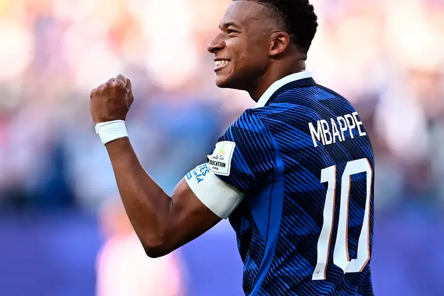 De pênalti, França vence retranca do Paraguai e se classifica na Copa