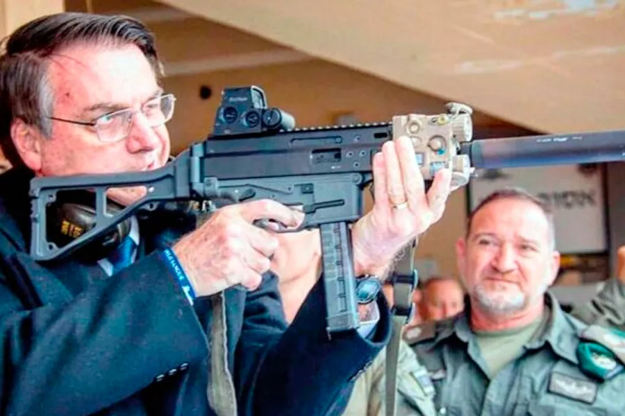 Moraes manda apreender arsenal de Bolsonaro, incluindo fuzis, pistolas e espingardas