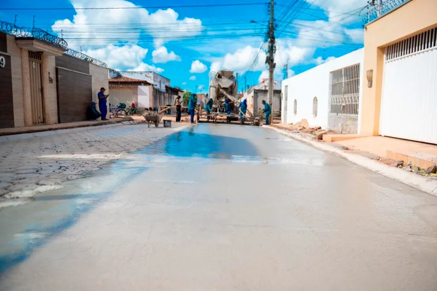 Rua Governador Antônio Balbino recebe pavimentação em concreto no Jardim Caraípe