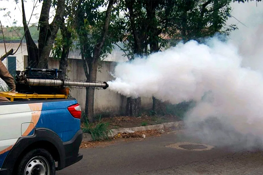 Carro fumacê começa a circular em bairros de Teixeira de Freitas para reforçar combate ao Aedes aegypti