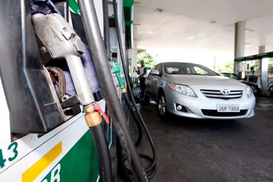 Preço dos combustíveis recua na Bahia e reduz valor repassado às distribuidoras