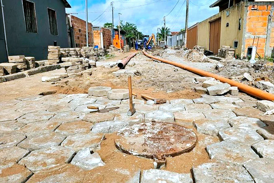 Obra de esgotamento sanitário avança no bairro Ettori Gazzinelli e reforça compromisso de Mucuri com a saúde e o meio ambiente