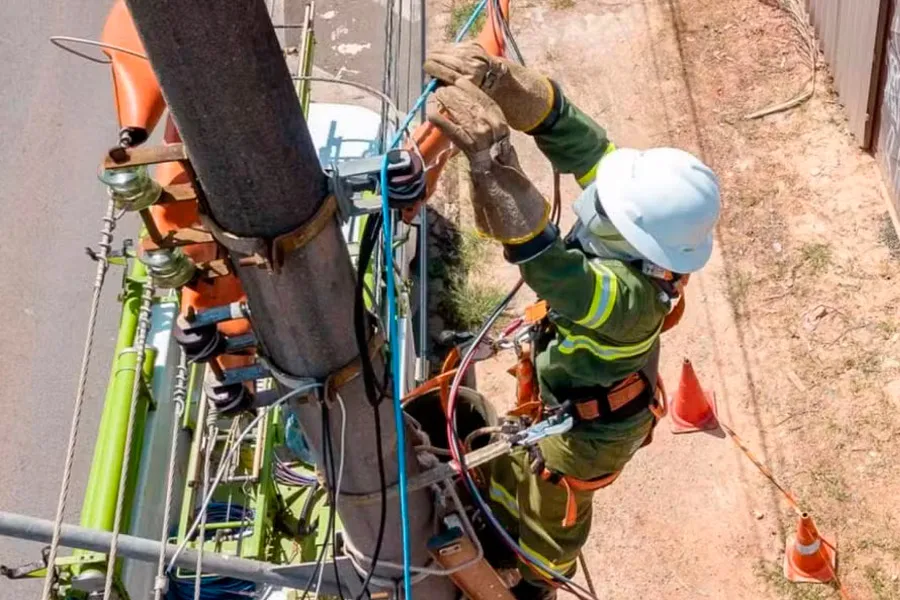 Operação retira mais de 640 toneladas de cabos de telefonia e internet instalados irregularmente em postes na Bahia