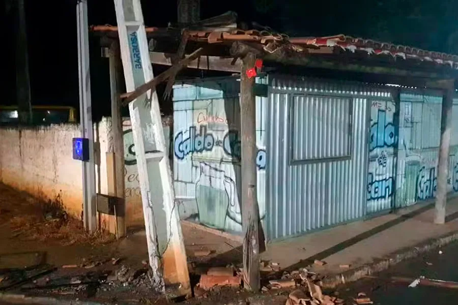 Homem furta ônibus, bate em poste e é preso minutos depois em cidade do extremo sul da Bahia