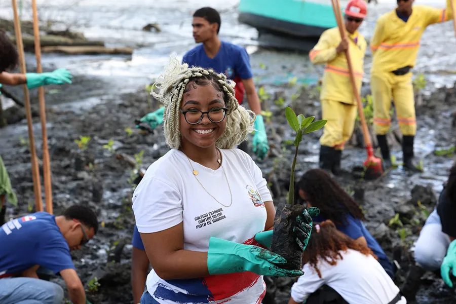 Estudantes da rede estadual plantam 3 mil mudas de mangue em trecho do VLT no Subúrbio Ferroviário