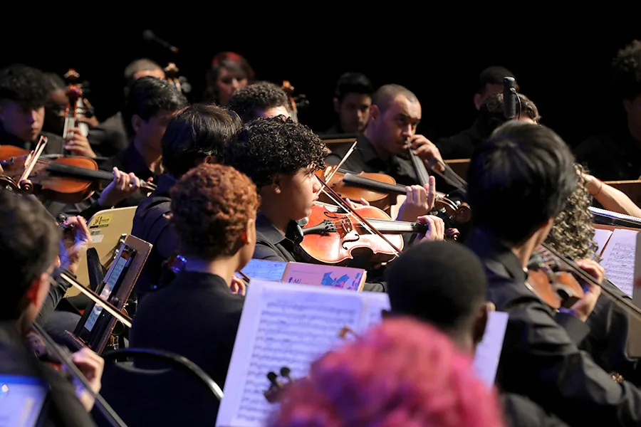 De Teixeira de Freitas para o Brasil: jovem violinista leva talento do NEOJIBA ao maior palco da música
