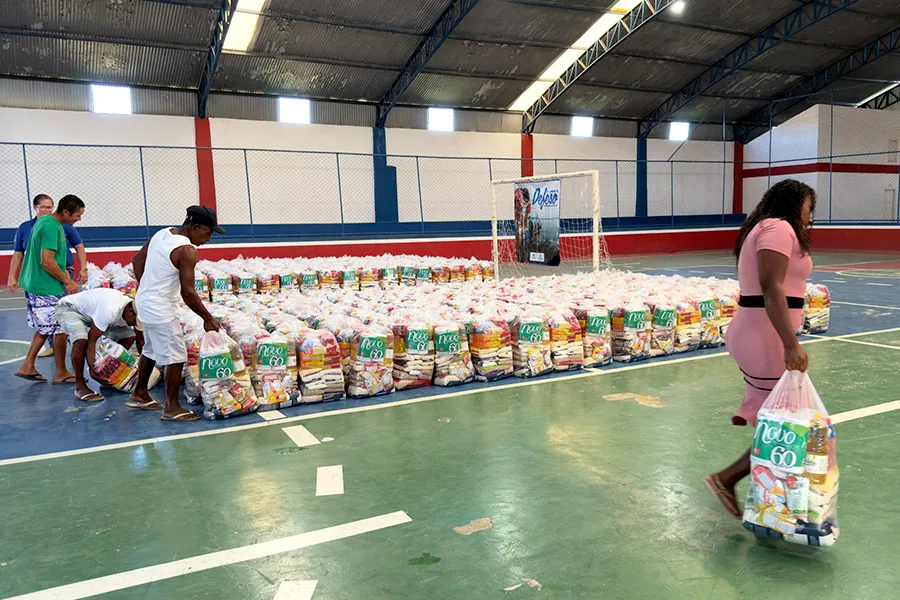 Nova Viçosa entrega segundo lote de cestas do Auxílio Defeso a pescadores e marisqueiras