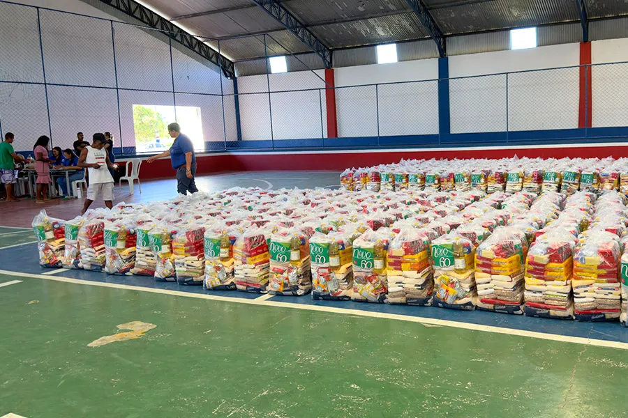 Nova Viçosa entrega segundo lote de cestas do Auxílio Defeso a pescadores e marisqueiras