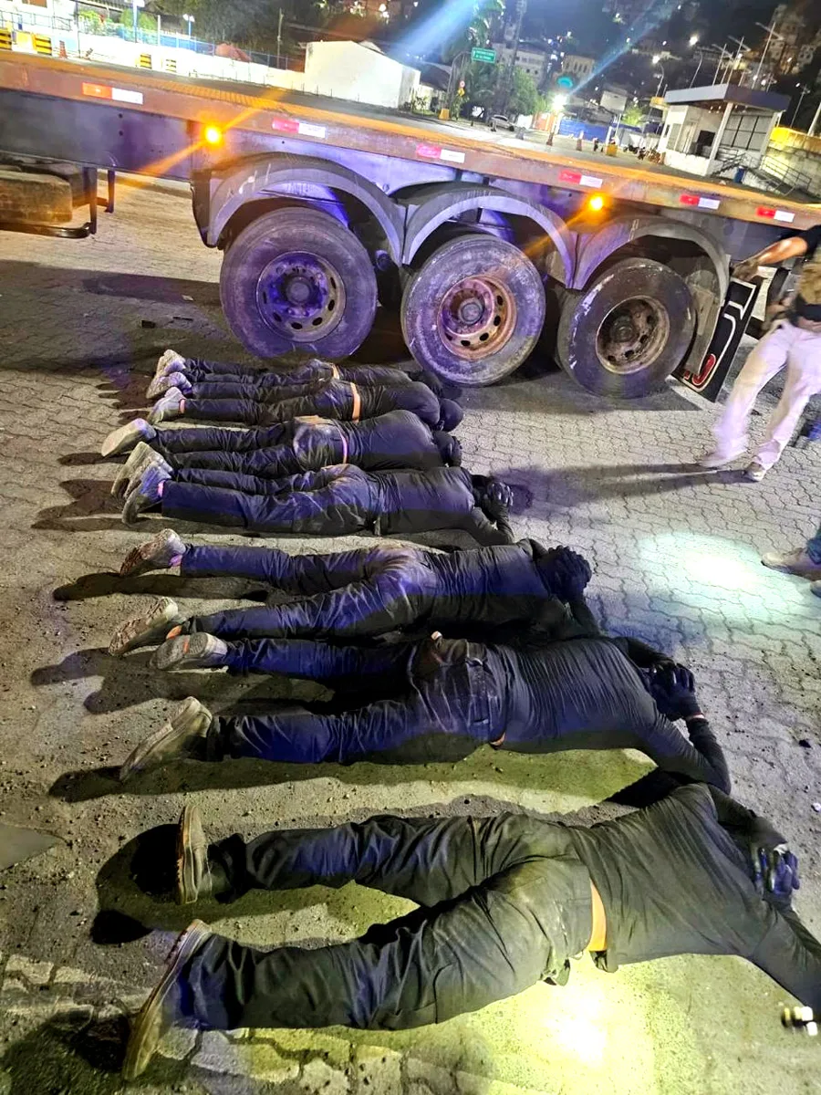 Sete homens foram encontrados pela polícia com 1 tonelada de cocaína em compartimento falso de caminhão 