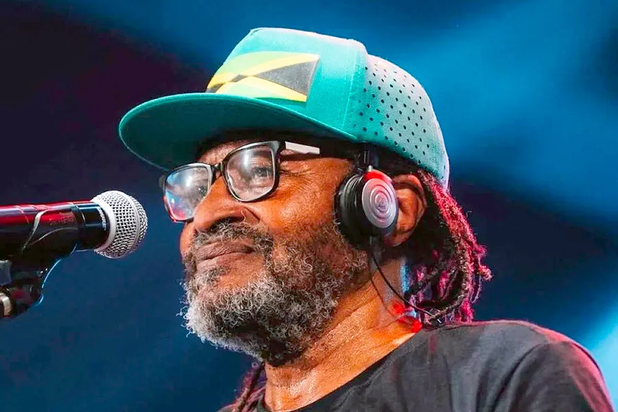 Ícone do reggae nacional, Edson Gomes dá entrada na UTI em hospital de Feira de Santana