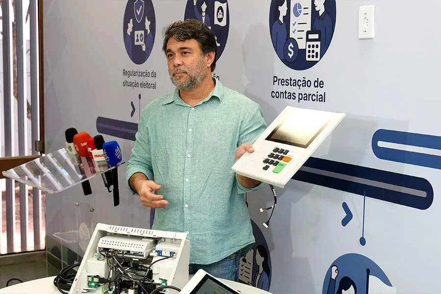 TRE-BA abre urna eletrônica e reforça transparência e segurança do sistema de votação TRE-BA abre urna eletrônica e reforça transparência e segurança do sistema de votação