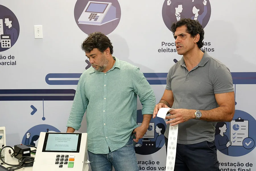 TRE-BA abre urna eletrônica e reforça transparência e segurança do sistema de votação