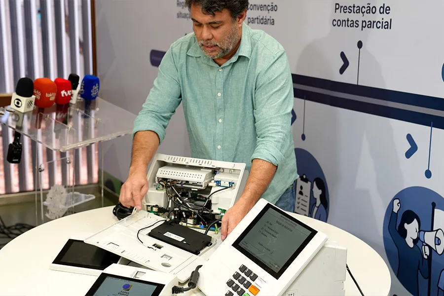 TRE-BA abre urna eletrônica e reforça transparência e segurança do sistema de votação TRE-BA abre urna eletrônica e reforça transparência e segurança do sistema de votação