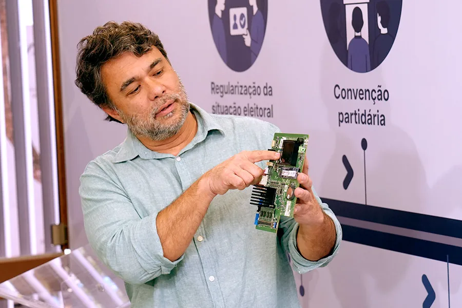 TRE-BA abre urna eletrônica e reforça transparência e segurança do sistema de votação TRE-BA abre urna eletrônica e reforça transparência e segurança do sistema de votação