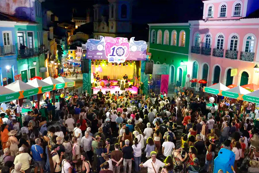 Flipelô começa em Salvador com música, poesia e grande participação