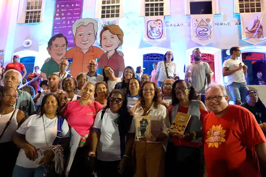 Flipelô começa em Salvador com música, poesia e grande participação