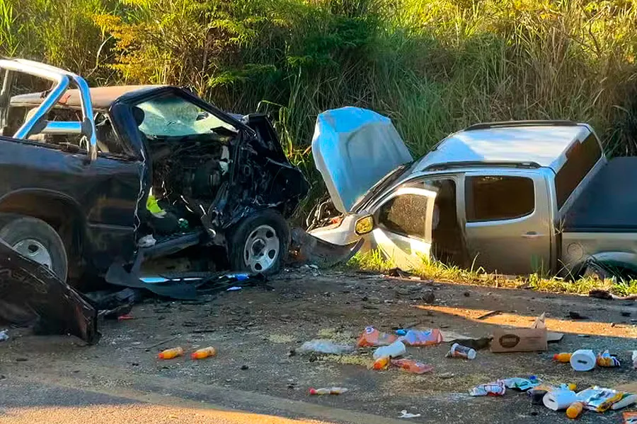Mãe e filho morrem após carro sair da pista, capotar e bater em árvore na Bahia