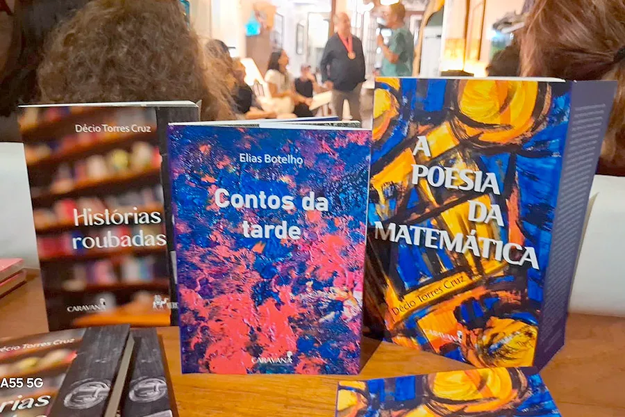 Elias Botelho autografa “Contos da tarde” na 24ª Festa Literária Internacional de Paraty Elias Botelho autografa “Contos da tarde” na 24ª Festa Literária Internacional de Paraty