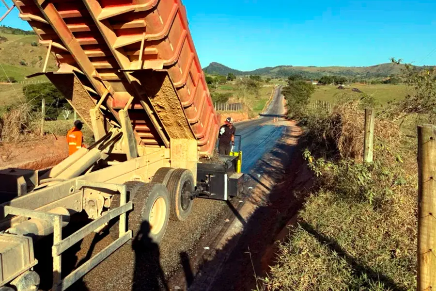 Vereda inicia asfaltamento da Ladeira Alto da Coruja e amplia obra até a entrada de Massaranduba Vereda inicia asfaltamento da Ladeira Alto da Coruja e amplia obra até a entrada de Massaranduba