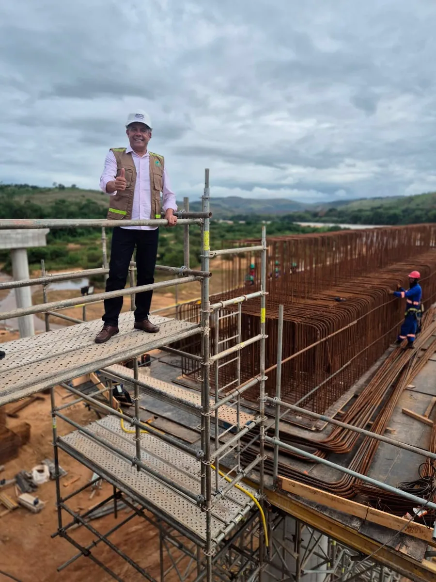 Jerônimo vai no pé da obra acompanhar trabalhos da Ponte do Rio Jequitinhonha
