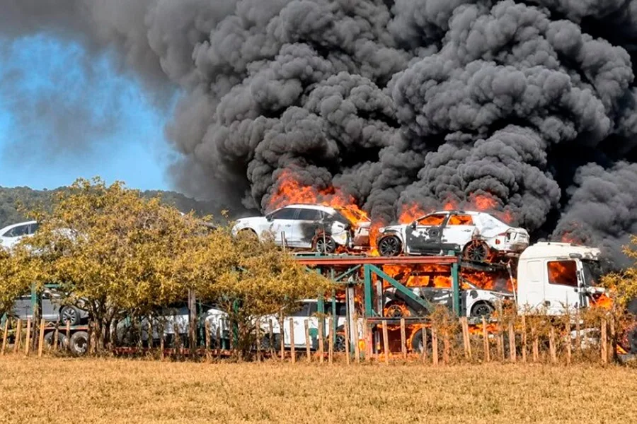 Carreta-cegonha carregada com veículos pega fogo no desvio da BR-101, em Santa Maria Eterna 
