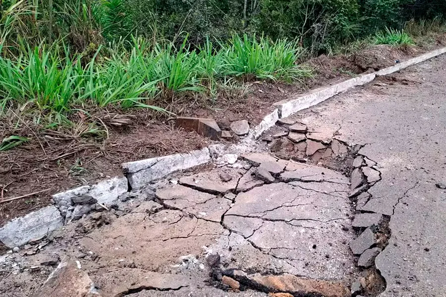 Caminhão carregado de pedras tomba e provoca rachaduras em asfalto Caminhão carregado de pedras tomba e provoca rachaduras em asfalto