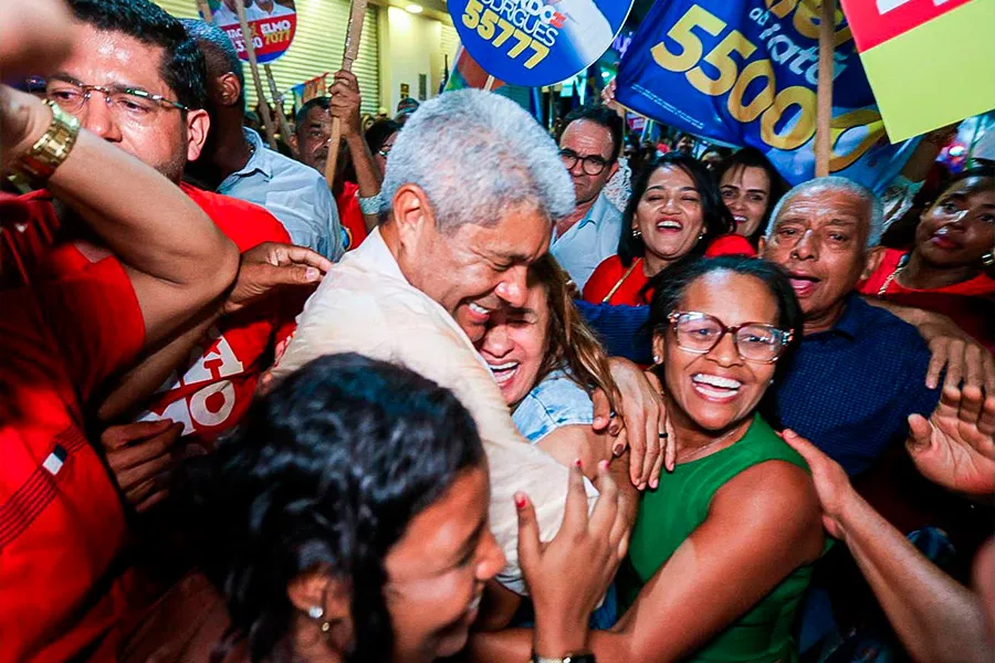 Jerônimo lota a Praça do Feijão com mais de 20 mil pessoas e abre campanha no interior com força do Time de Lula
