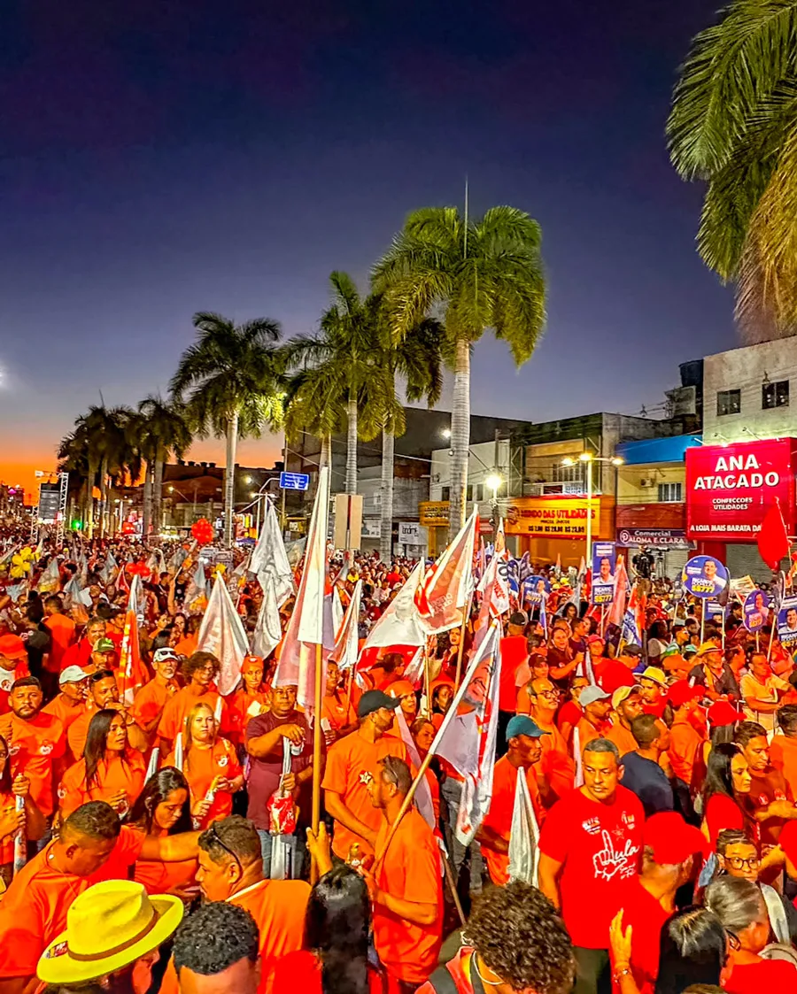 Jerônimo lota a Praça do Feijão com mais de 20 mil pessoas e abre campanha no interior com força do Time de Lula Jerônimo lota a Praça do Feijão com mais de 20 mil pessoas e abre campanha no interior com força do Time de Lula