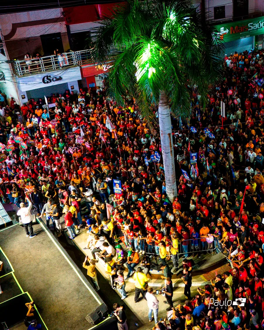 Jerônimo lota a Praça do Feijão com mais de 20 mil pessoas e abre campanha no interior com força do Time de Lula Jerônimo lota a Praça do Feijão com mais de 20 mil pessoas e abre campanha no interior com força do Time de Lula