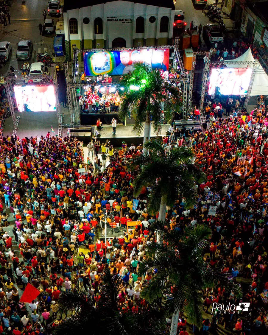 Jerônimo lota a Praça do Feijão com mais de 20 mil pessoas e abre campanha no interior com força do Time de Lula Jerônimo lota a Praça do Feijão com mais de 20 mil pessoas e abre campanha no interior com força do Time de Lula