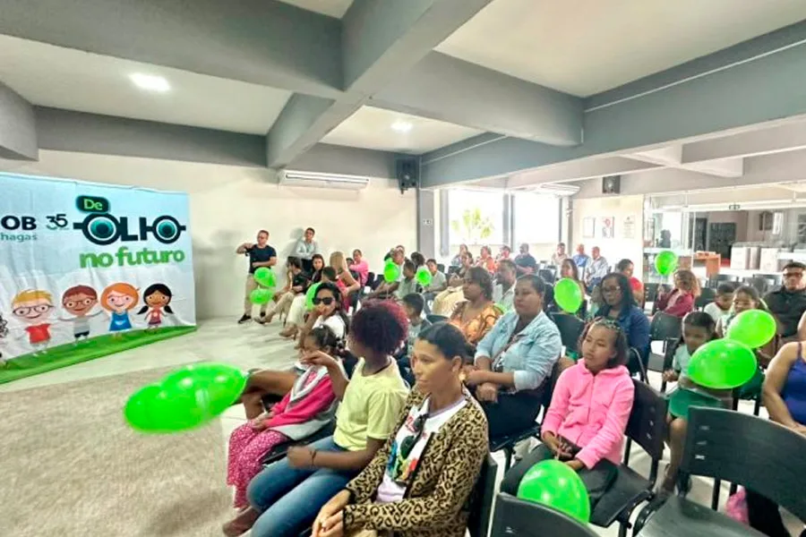 Projeto De Olho no Futuro beneficia estudantes da rede municipal com entrega de óculos em Mucuri