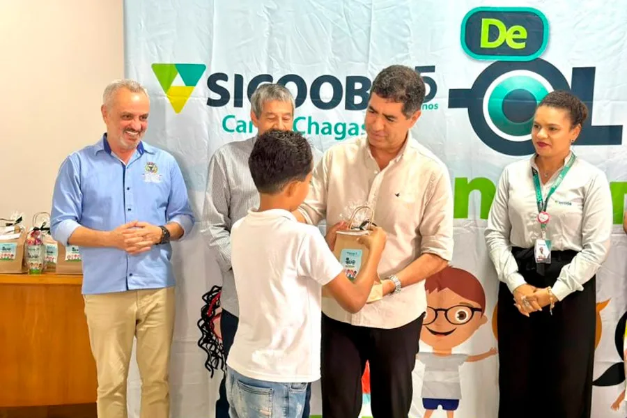 Projeto De Olho no Futuro beneficia estudantes da rede municipal com entrega de óculos em Mucuri