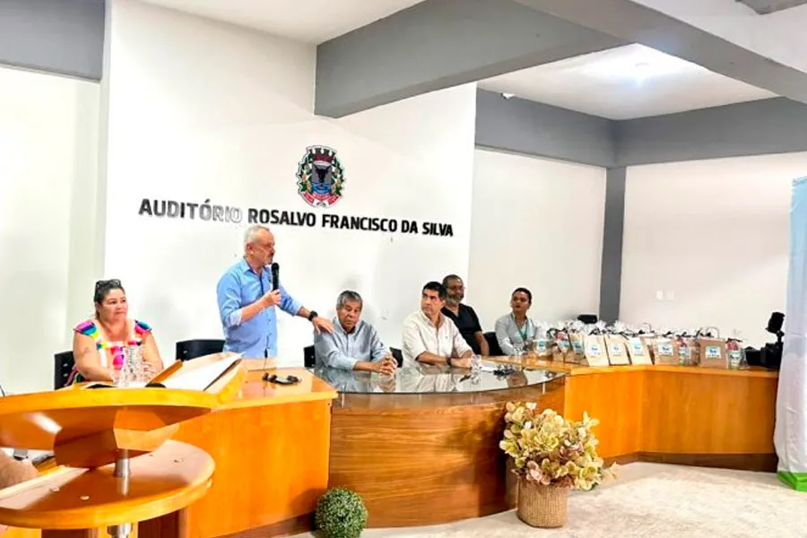 Projeto De Olho no Futuro beneficia estudantes da rede municipal com entrega de óculos em Mucuri
