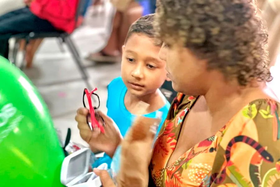 Projeto De Olho no Futuro beneficia estudantes da rede municipal com entrega de óculos em Mucuri