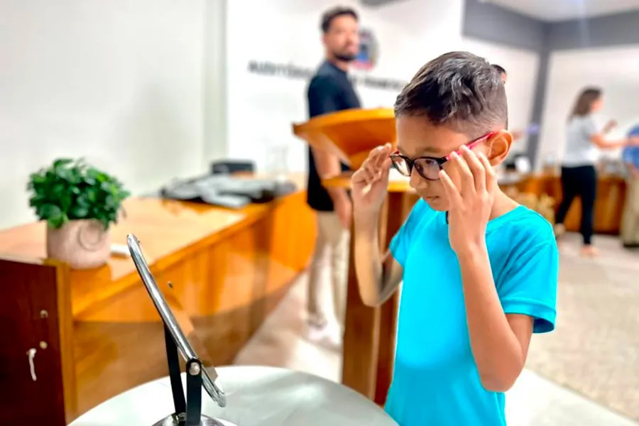 Projeto De Olho no Futuro beneficia estudantes da rede municipal com entrega de óculos em Mucuri