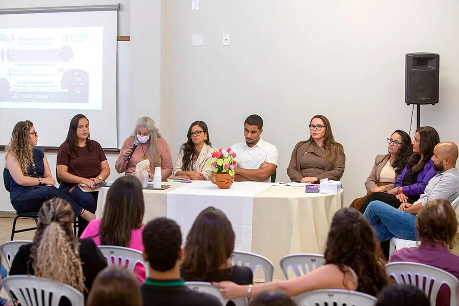 CRAM leva experiência do atendimento às mulheres para debate sobre violência em mesa interdisciplinar CRAM leva experiência do atendimento às mulheres para debate sobre violência em mesa interdisciplinar