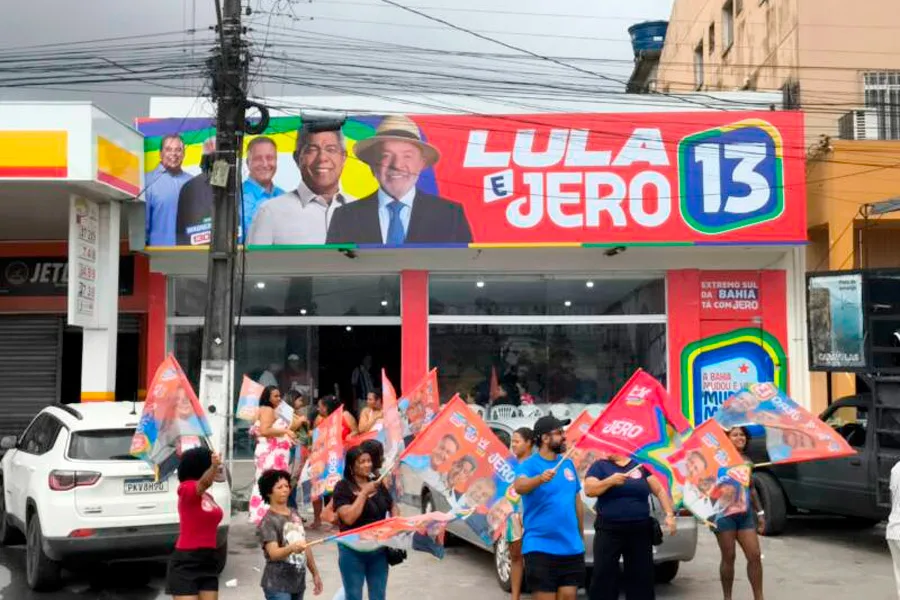 Adesivaço reúne militância e apoiadores e abre calendário da campanha do PT em Teixeira de Freitas