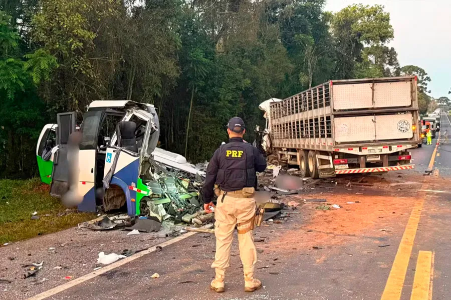 Carreta invade pista contrária, bate de frente com micro-ônibus, mata 23 e fere 5 pessoas, diz PRF