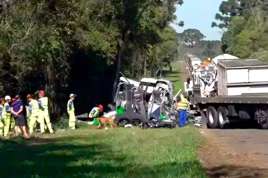 Carreta invade pista contrária, bate de frente com micro-ônibus, mata 23 e fere 5 pessoas, diz PRF