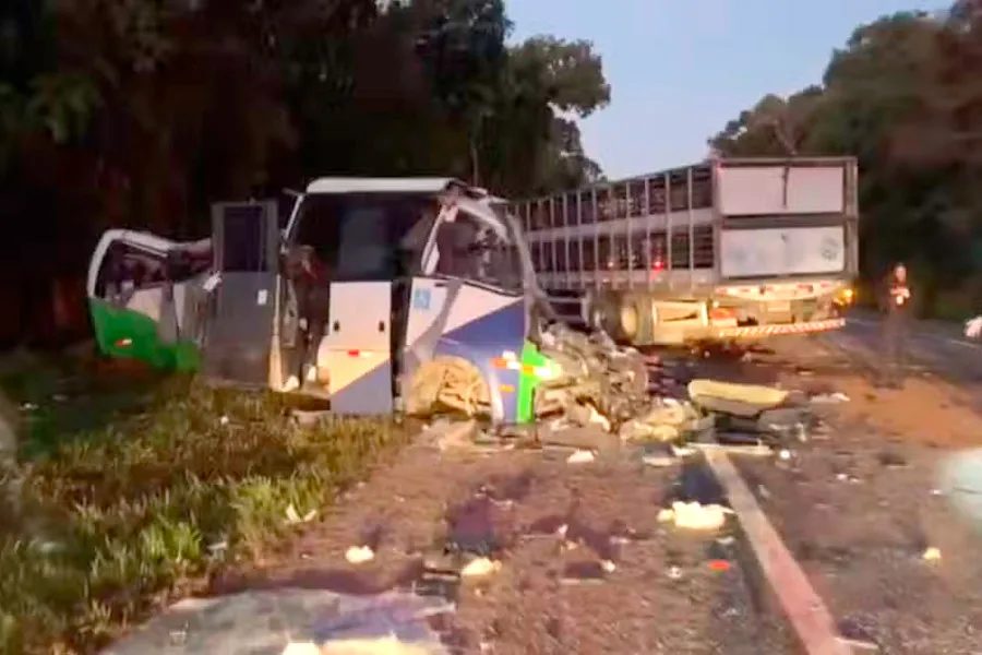 Carreta invade pista contrária, bate de frente com micro-ônibus, mata 23 e fere 5 pessoas, diz PRF