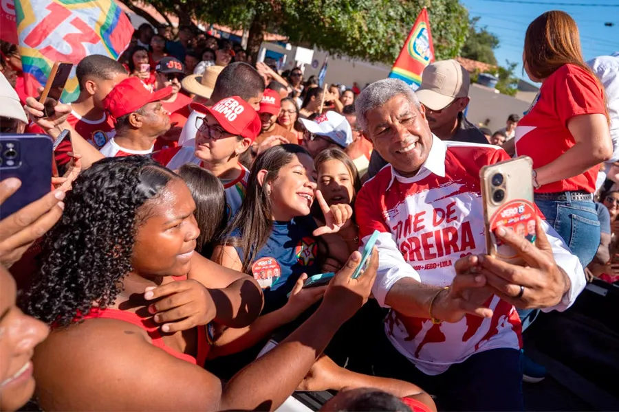 Após ato histórico em Feira de Santana, Jerônimo leva onda vermelha para mais cidades do interior